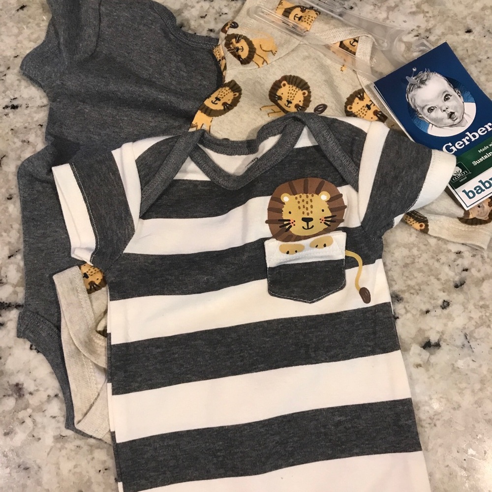 Gerber boys onesies size 0-3 months / lion safari print / 3 pack NWT